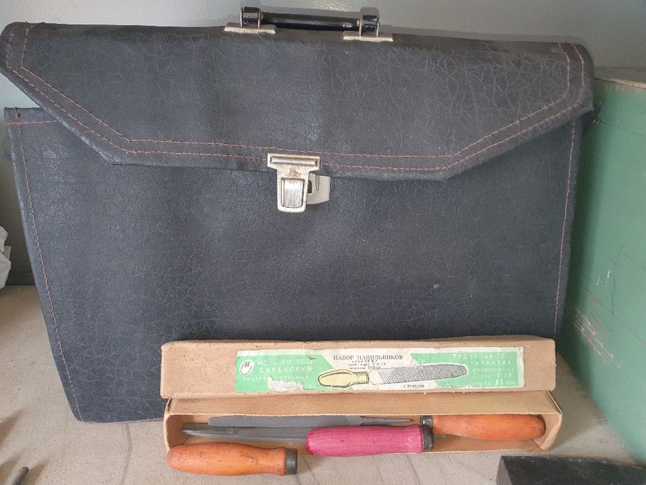 Набор советских инструментов в рабочем портфеле