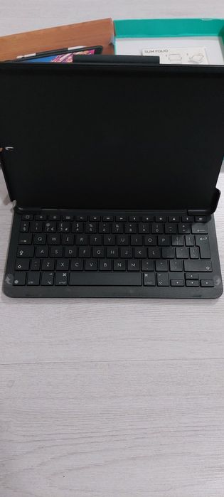 Калъф с клавиатура Logitech Slim Folio за iPad Air (3-то поколение)