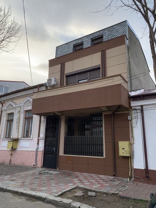 Imobil ultracentral constructie 2004 pretabil orice activitate