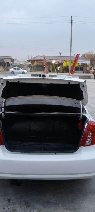 Lacetti 1.8 sotiladi