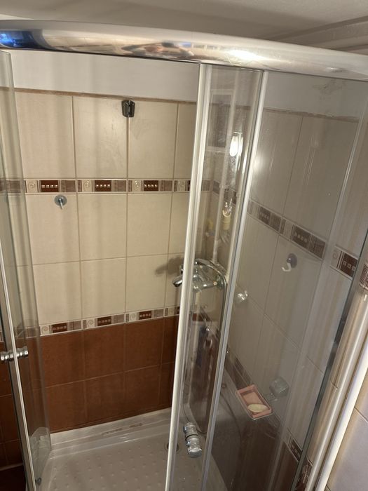 Cabina dus cu cadita