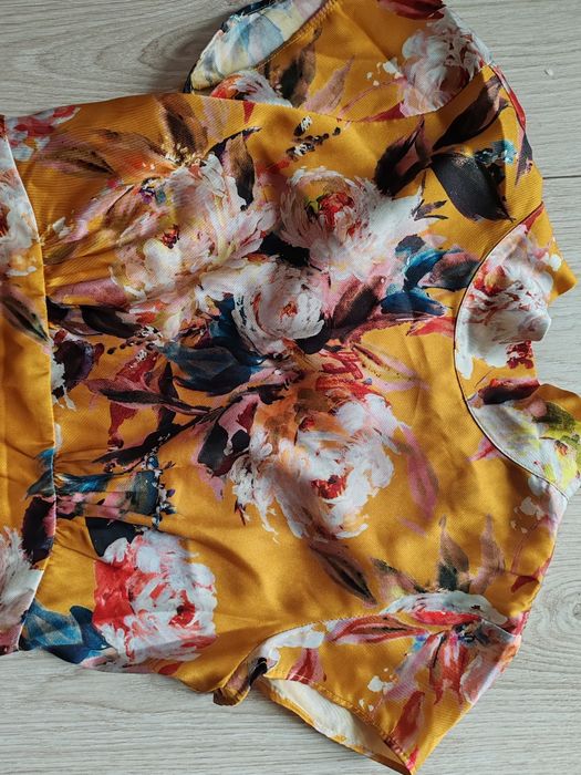 Vând rochie din satin noua