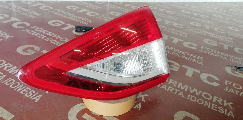 Ляв и десен стоп Ford Kuga 2 (2012-2019)