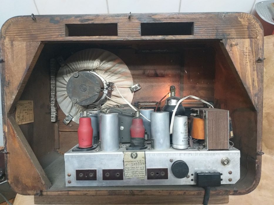 Aparat de radio cu lampi, antebelic