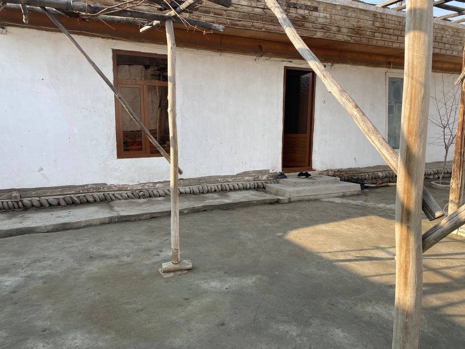 Uy sotiladi furqat tumanida 7 xona uyi bilan 16 sotik dakumenti joyida