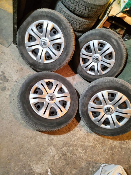 Продавам 4бр 15 цола железни джанти 5*112 и оригинални тасове за шкода