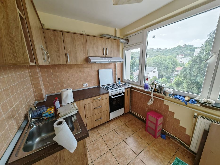 Închiriez apartament 3 camere zona liceului Ghibu