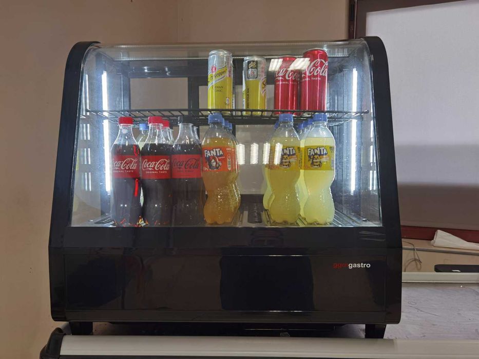 Настолна хладилна витрина.