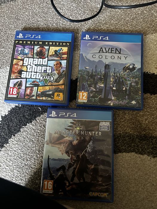 Playstation 4 + 1 manetă + 3 jocuri