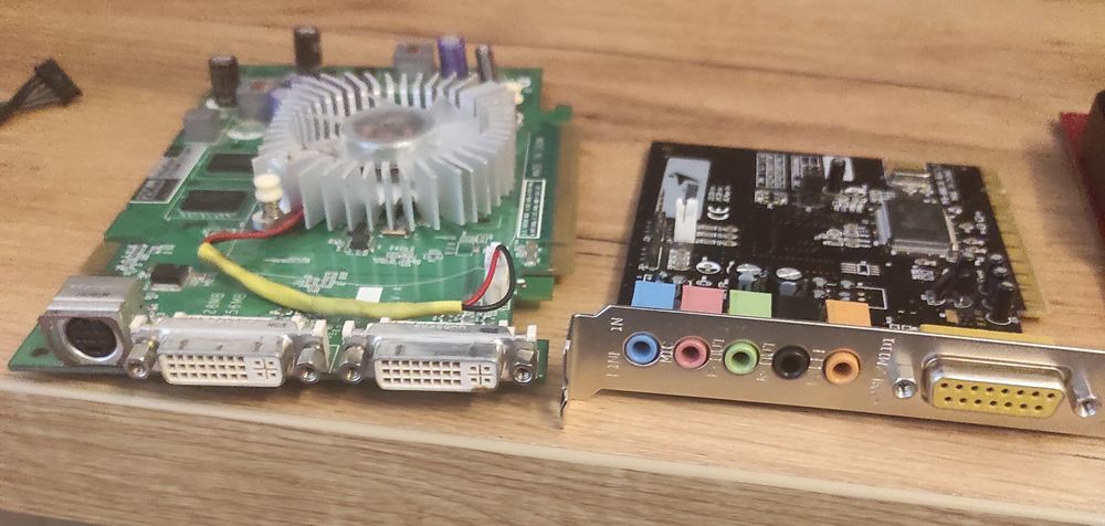 Placa video GT, placa audio, placa LAN