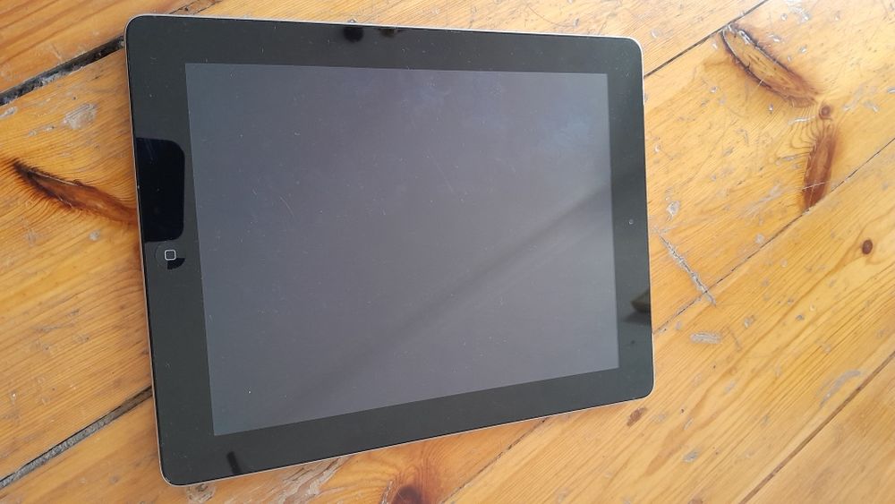 Два iPad: 3 и 1 в рабочем состоянии