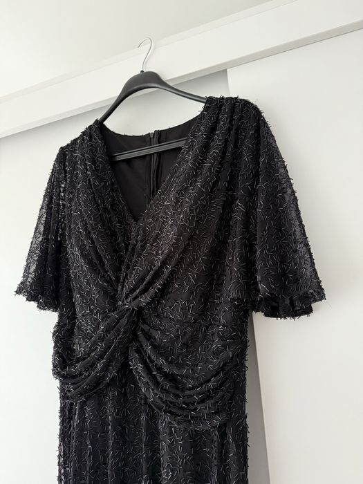 Черна блестяща рокля