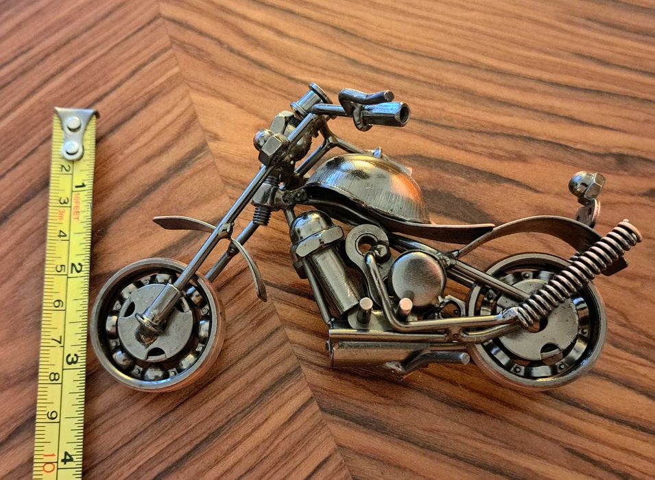 Figurina Motocicleta Chopper din metal (Piulite, Suruburi, Rulmenti) – Handmade Industrial Art
