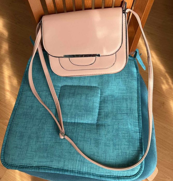 Дамска кожена чанта за рамо розова с дълга дръжка