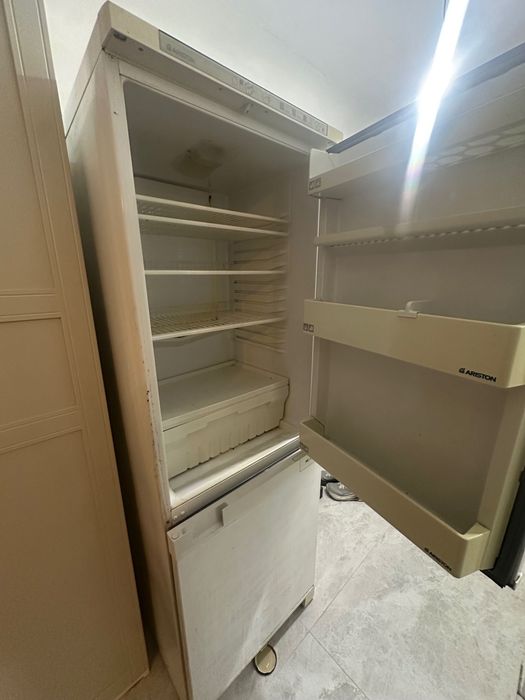 Продавам Хладилник Ariston