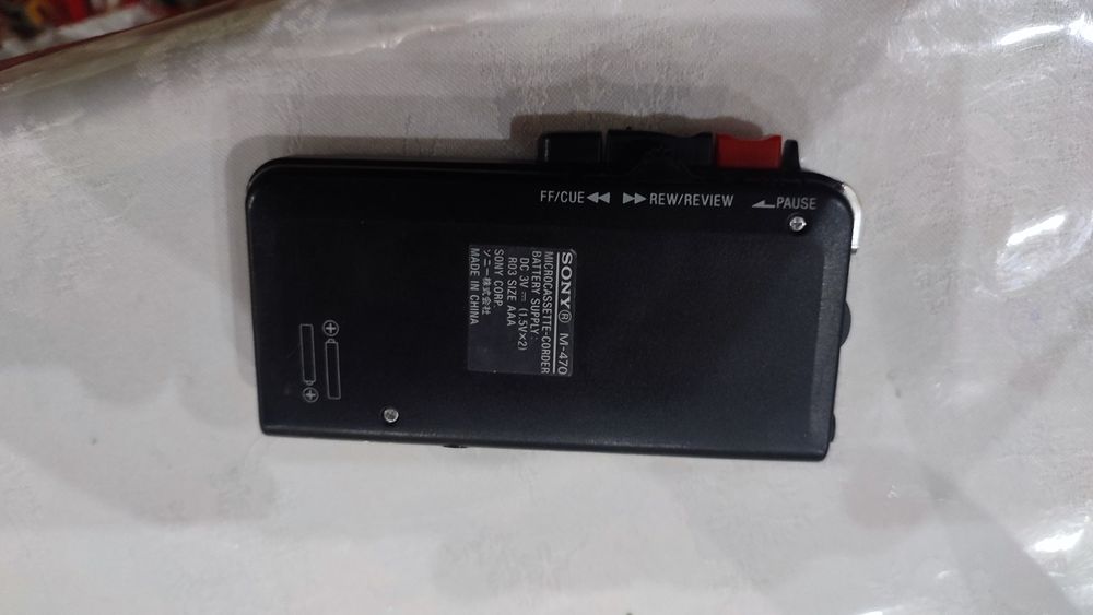 Диктофон SONI  работает на 3v батарейки,микрокассета.