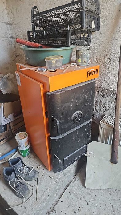 Centrala Ferroli SFR PRO 4, un cazan din fontă pe combustibil solid.