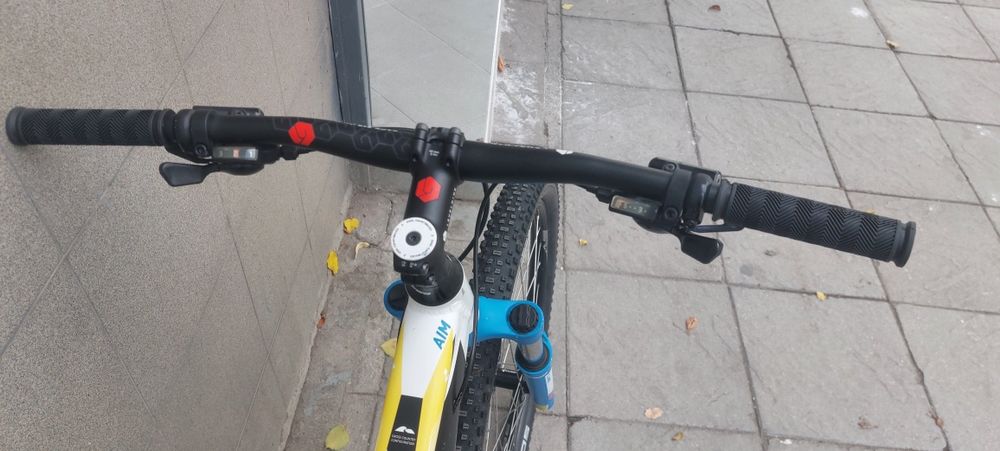 Продавам немски  алуминиев велосипед Cube 27,5цола,16 инча  рамка