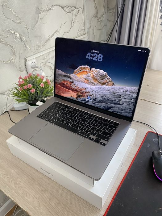 MacBook Air 15" (M2, 2023, 256г , 8гб) с коробкой + ориг зарядка