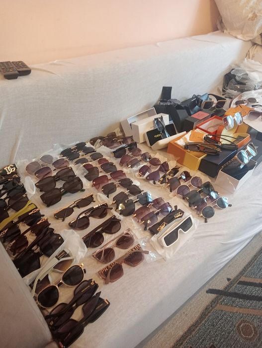 Vând ochelari de soare, parfumuri, creme Chanel, genți