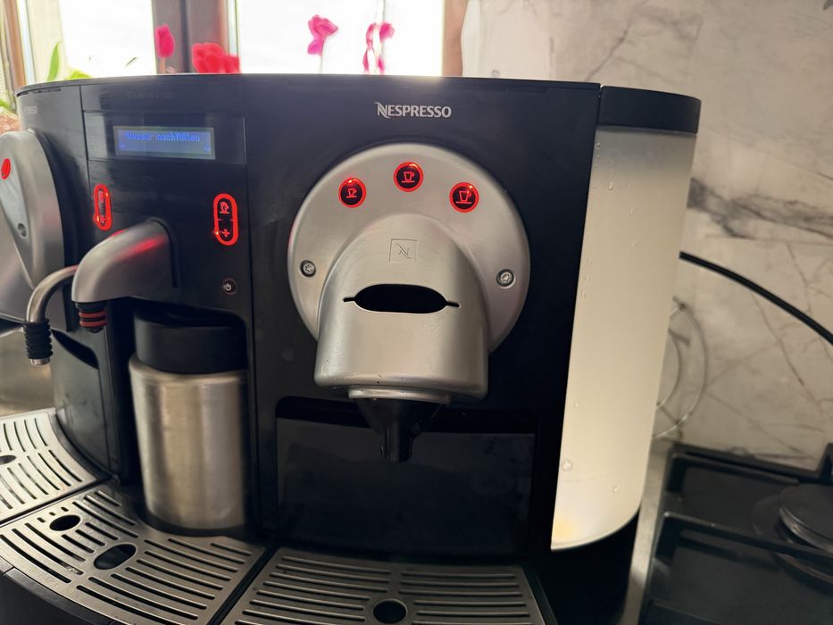 Продавам професионална кафемашина Nespresso Gemini 220