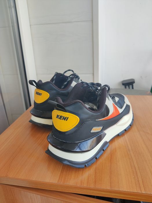 Кроссовки новые одевались один раз