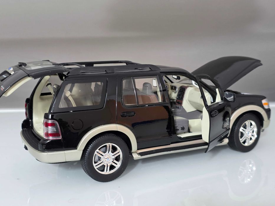 Macheta Auto 1/18 Welly Ford Explorer 2006