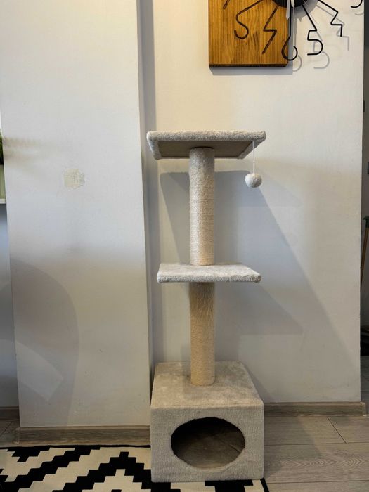 Ansamblu de joacă pentru pisici cu căsuță și stâlpi de zgâriat