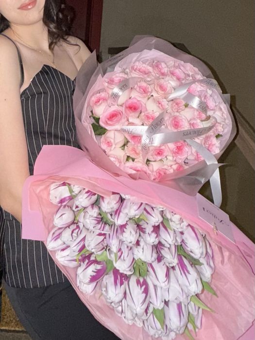 Шарики и букет цветоа