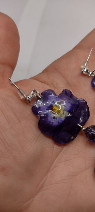 Обеци с естествен цвят на градински теменужки.