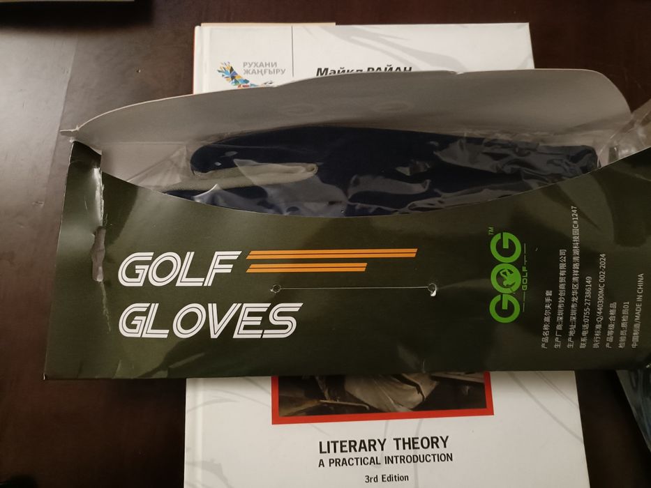 Перчатка для гольфа.
