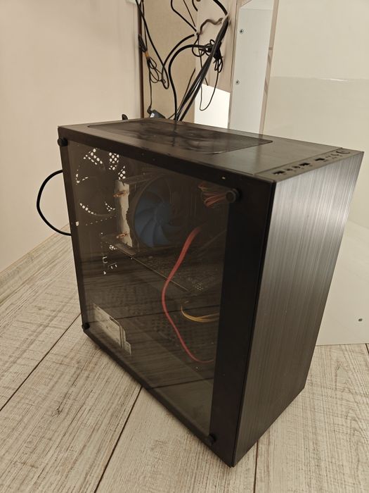 Настолен компютър + извит монитор + RGB клавиатура