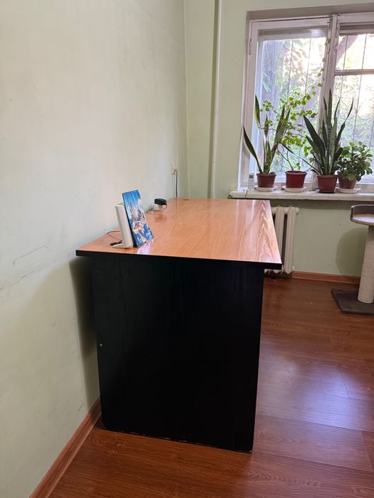 Офисный стол для работы