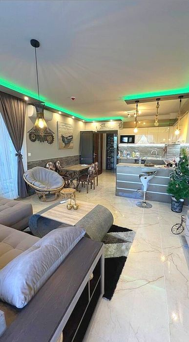 Дава се под наем Тристаен апартамент в Бургас, Зорница - 100 кв.м за 1122 € - Снимка #1