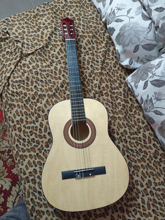 Продам классическую гитару за 25000