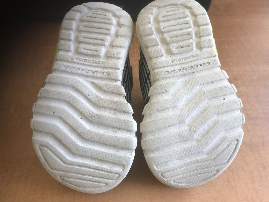 Маратонки със светеща подметка при стъпяне