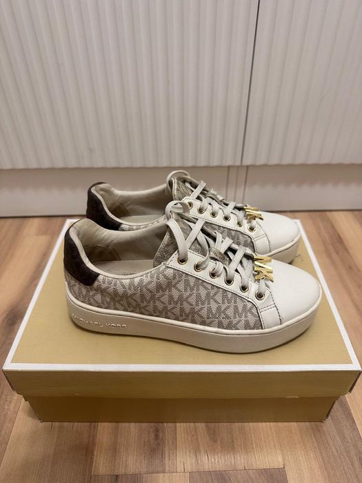Продам кроссовки Michael Kors