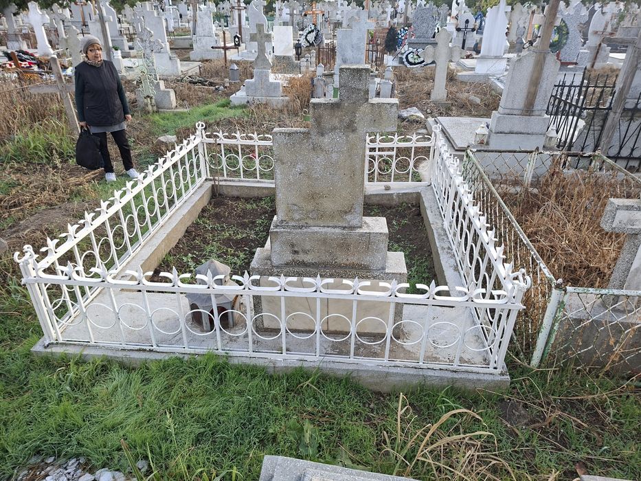 Vând groapa la pământ cu bordura (braila) bordura