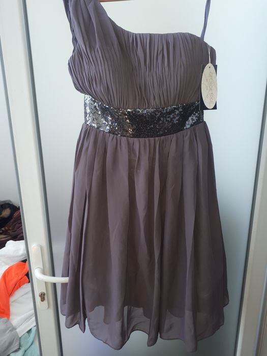 Vand rochii pt evenimente