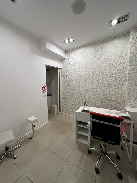 Inchiriez sala  manichiura nemobilata cu cheltuieli incluse!