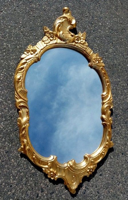 Oglinda franceza piesa cu o lucratura de o foarte mare finețe, stare e