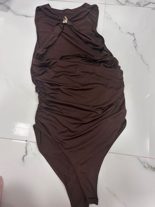 Боди Хит Кафяво с брошка