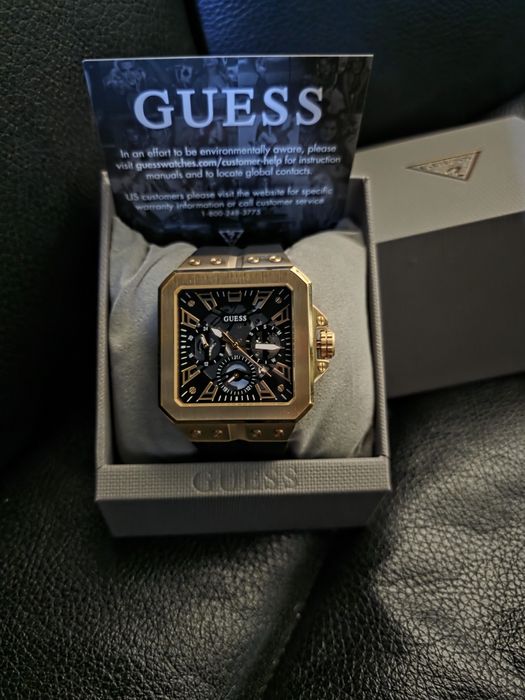 Часовник Guess чисто нов