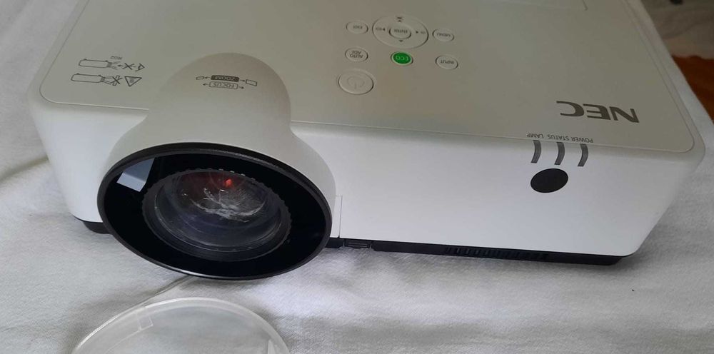 Proiector profesional NEC ME382U si panasonic