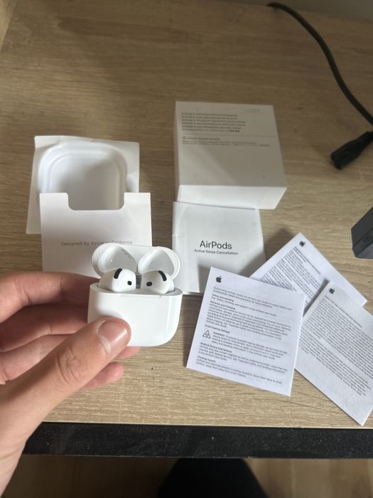 AirPods 4 Noi/Sigilate