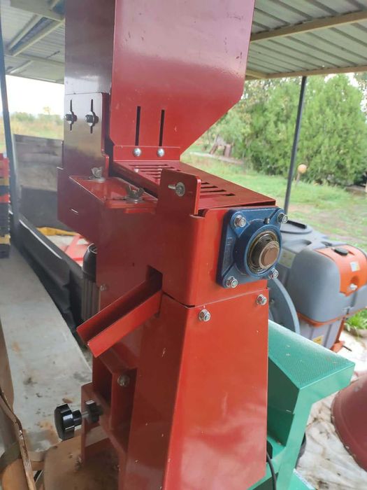 Машини за чупене и издухване на лешници