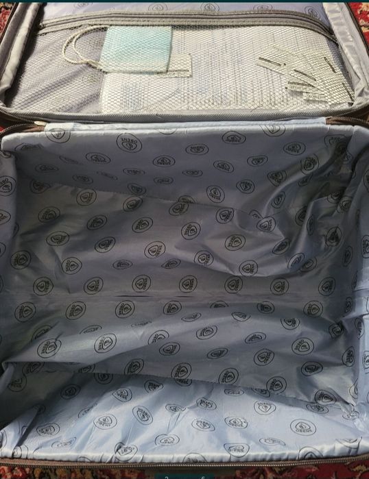 Чемодан, на 2 колёсиках, супер цена.