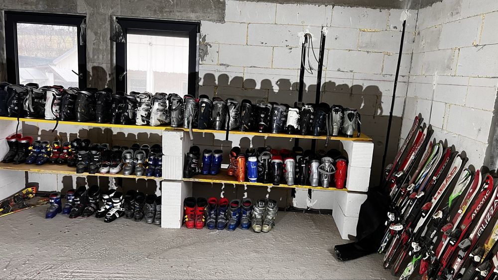 Vând schiuri și clapari