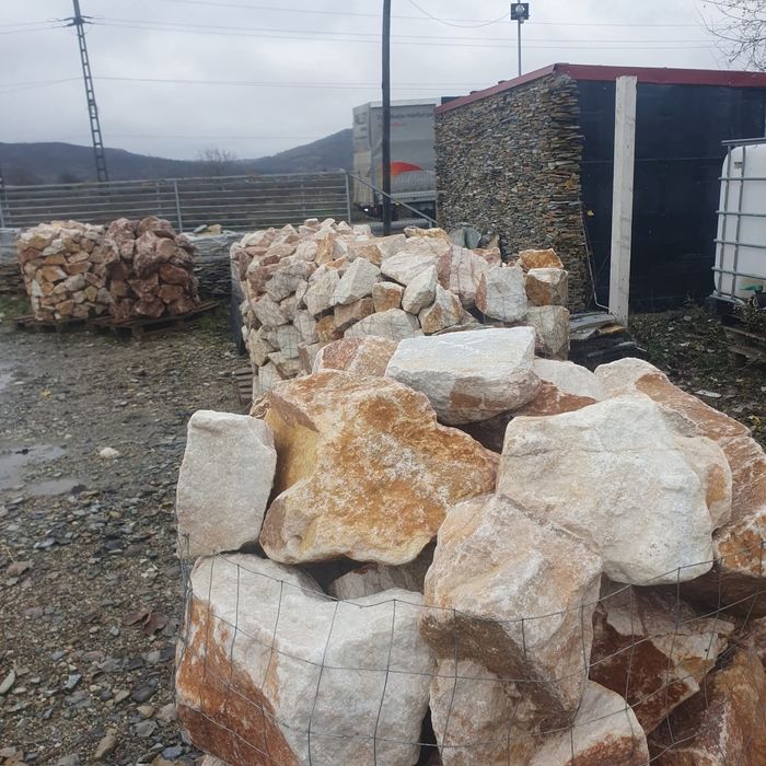 Bolovani ornamentali pentru decoar in curte