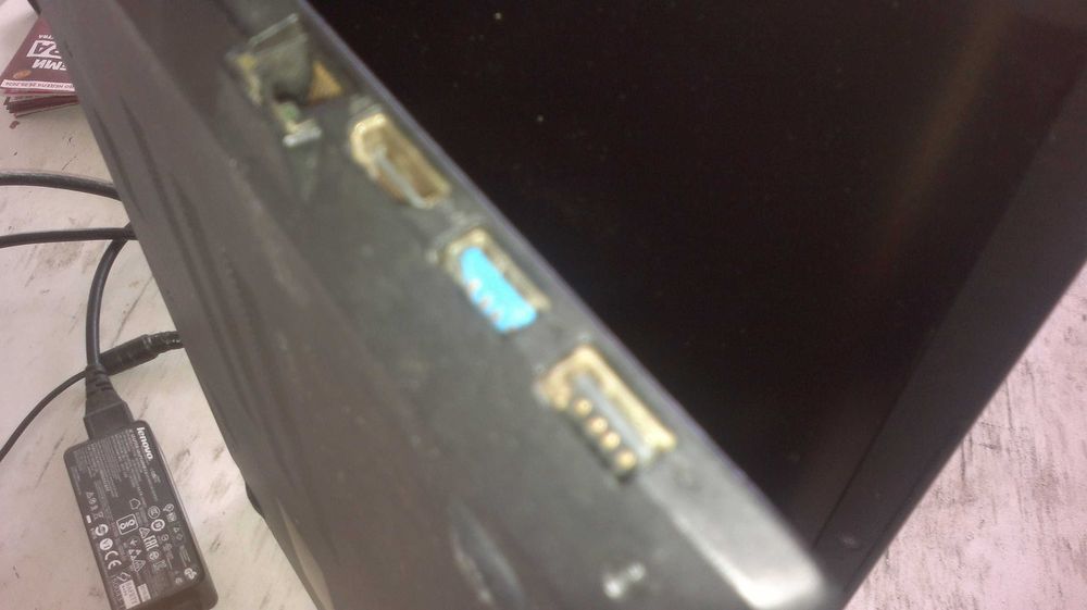 Продавам или заменям лаптоп LENOVO -V110